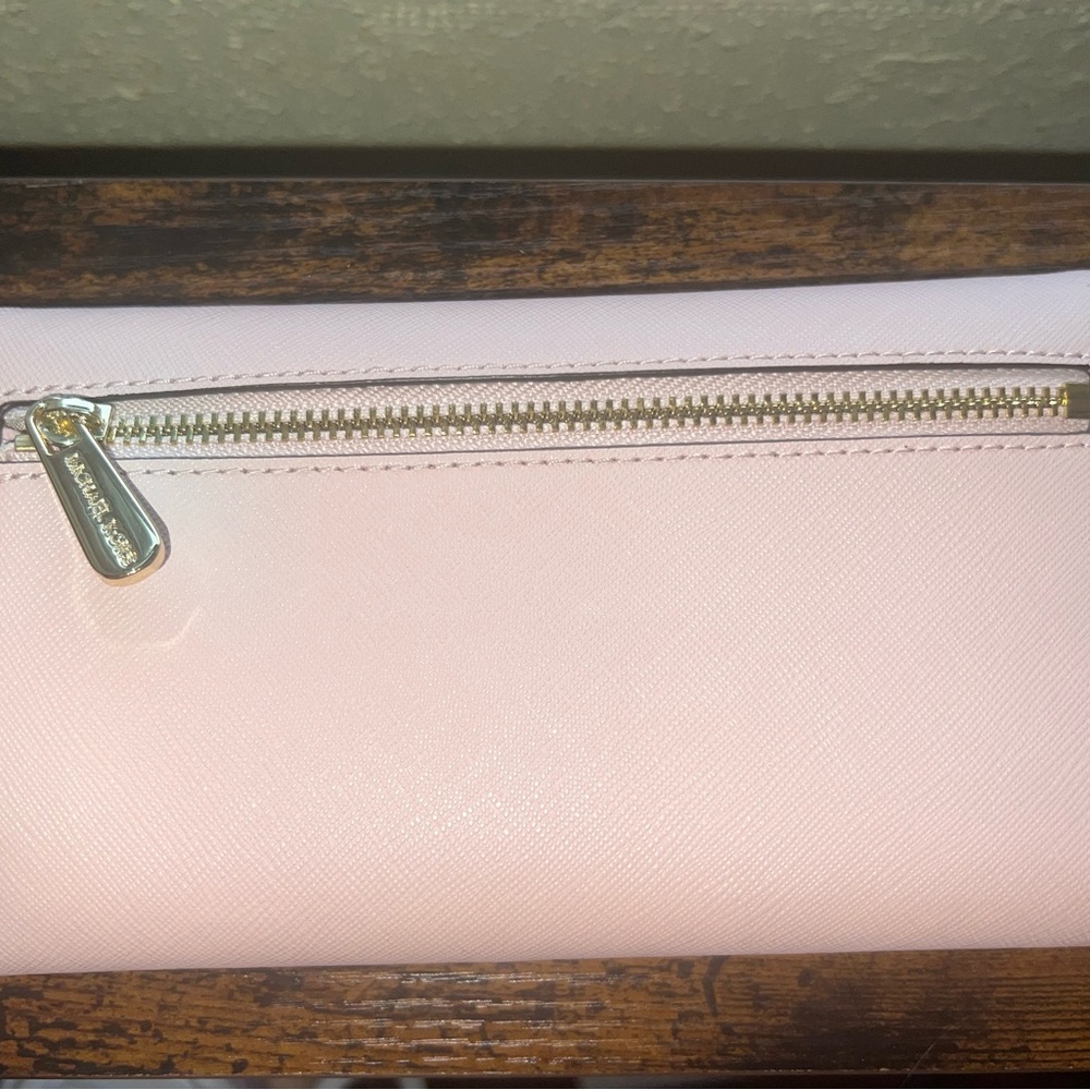 MICHAEL KORS Pale Pink Wallet with Gold Logo - Picture 2 of 3